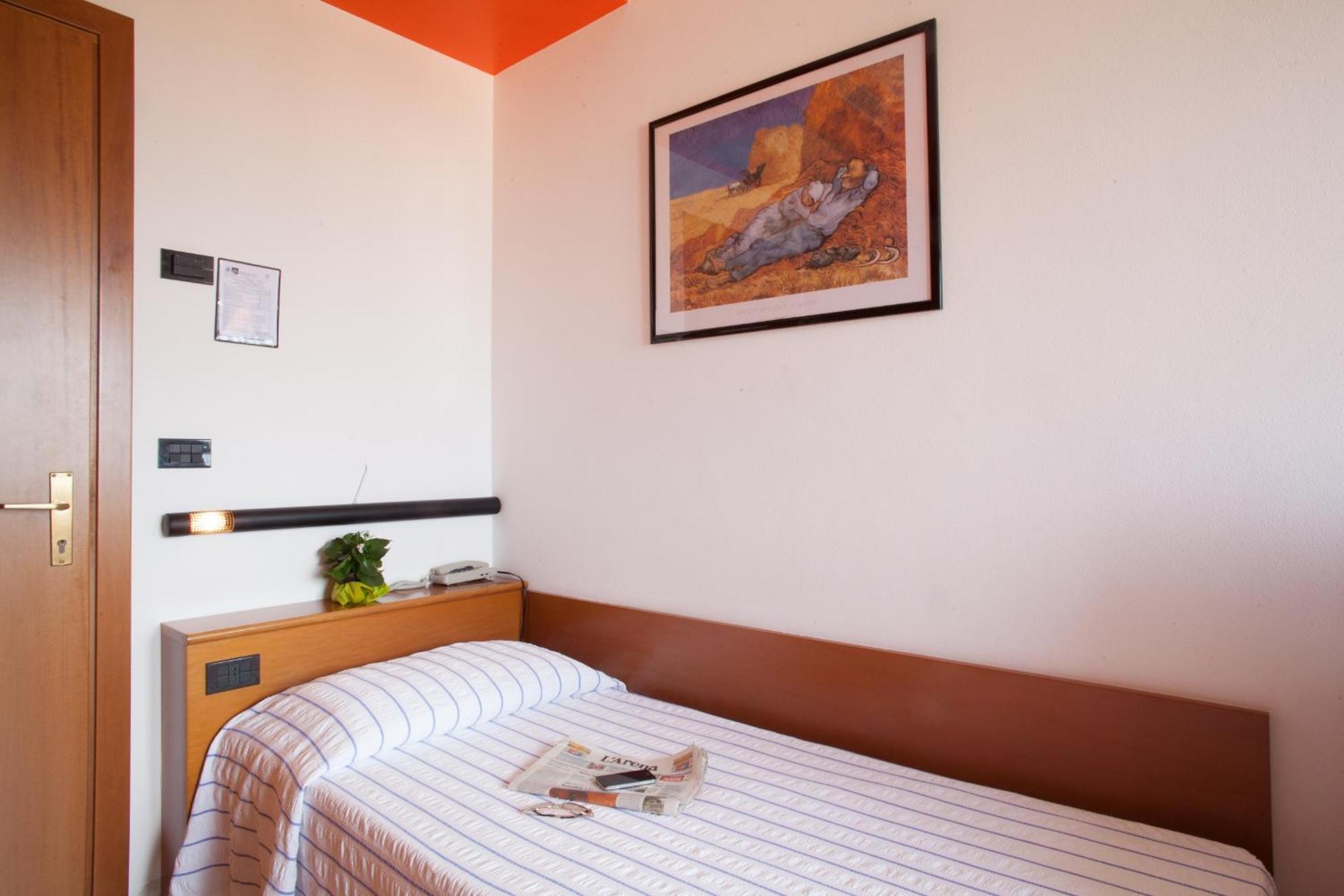 Hotel Pace Torri Del Benaco Ngoại thất bức ảnh
